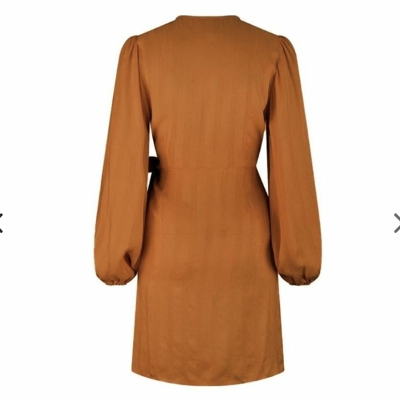 ๐
Tigerlily Matira Lunar Mini Dress ๐
- Picture 3 of 7